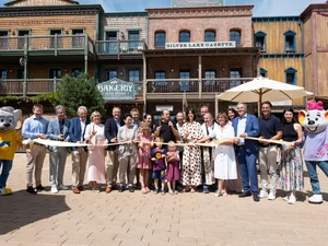 Einige Mitglieder der Familie Mack und weitere Projektbeteiligte bei der Eröffnung des "Europa-Park Kinderhaus Kleine Helden" in der Silver Lake City.