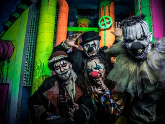 Darsteller in Grims Funhouse Vier Traumatica Darsteller posieren in Grims Funhouse.