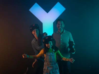 VR-Spaß für die ganze Familie Freudige Familie, die gerade ihre VR-Experience bei YULLBE erlebt haben.