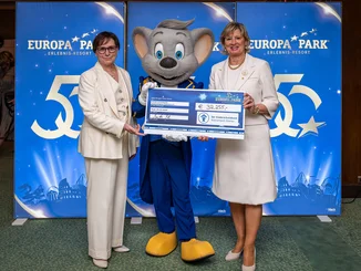 Ladies Lunch Mauritia Mack (right) and Edith Schreiner (left) were delighted with a donation of €32,500 - more than ever before.