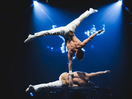 Spectacles et événements Europa-Park Deux artistes du dîner-spectacle Europa-Park dans une pose élaborée.