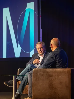 Michael Mack spricht auf der internationalen Freizeitpark-Konferenz IAAPA.
