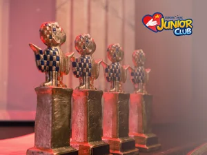 Das Logo "JUNIOR CLUB hilft" steht für das soziale Engagement des JUNIOR CLUB.