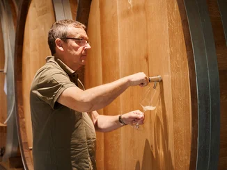 Mathieu Kauffmann im Weinkeller des Château Ollwiller Mathieu Kauffmann bei der Qualitätskontrolle im Weinkeller des Château Ollwiller.