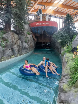 Snorri's Saga in der Wasserwelt Rulantica Eine Familie treibt in Reifen durch die Attraktion Snorri's Saga in der Wasserwelt Rulantica.