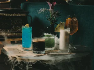 Exklusive Drinks in einer stilvollen, geheimnisvollen Atmosphäre Cocktails in einer geheimnisvollen Atmosphäre.