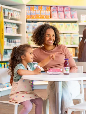 Familie sieht sich in einem der zahlreichen Partnershops im Europa-Park um.