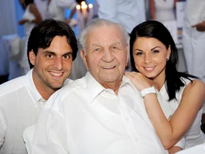 Group photo of Thomas, Katja and Franz Mack Thomas, Katja and Franz Mack pose for a group photo in white clothing, with Franz Mack standing in the middle.