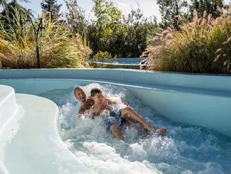 Vater und Sohn lassen sich auf der Outdoor-Attraktion Vildstrøm von der wilden Strömung mitreißen.