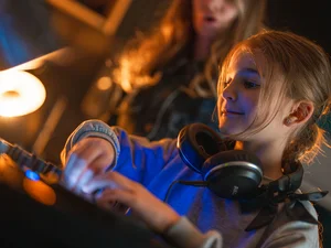 DJ School Nachwuchs DJane am Mischpult.