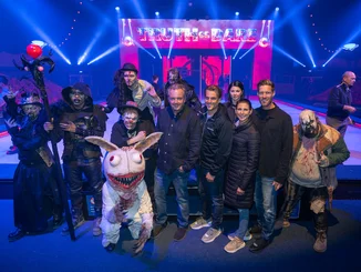 Familie Mack mit Darstellern von Traumatica Darsteller und Familie Mack bei Traumatica vor der Bühne von The Traumatica Ice Show.