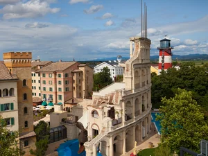 Blick auf die beiden 4-Sterne Superior Erlebnishotels "Colosseo" und "Bell Rock" des Europa-Park Erlebnis-Resorts.