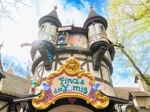 Fairytale Forest Cinema – Fina & the Yomis Fina & the Yomis in the Fairytale Forest Cinema at Europa-Park. The building, with little Yomis hiding everywhere, can be seen from the outside.