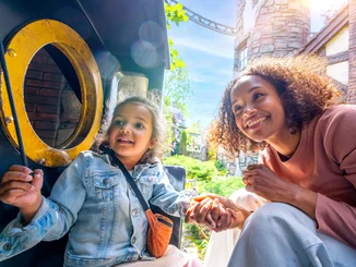 Mutter und Tochter in der Attraktion Jim Knopf – Reise durch Lummerland im Europa-Park.
