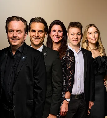 Porträt der achten Generation der Unternehmerfamilie Mack. Die achte Generation der Familie Mack: Michael, Thomas, Ann-Kathrin, Frederik und Alexia Mack.