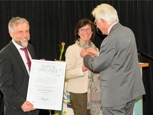 Marianne Mack Award from the AWO Clinic director Stephan Maier (left) and Hansjörg Seeh, chairman of the district and regional association of the Workers' Welfare Association, present Marianne Mack with the silver pin of honour and certificate of honour.