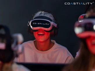 Coastiality – VR-Headset Fahrgast mit dem Coastiality VR-Headset.