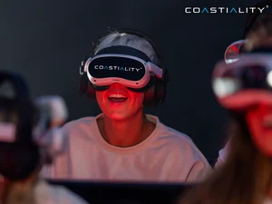 Coastiality – VR-Headset Fahrgast mit dem Coastiality VR-Headset.