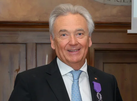 Jürgen Mack receives the award ‘Chevalier dans l’Ordre des Palmes académiques’.