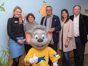 Opening of the outpatient area at the Freiburg Children's Hospital Prof. Spiekerkötter, Charlotte Niemeyer, Roland Mack, Ann-Kathrin Mack and Charles R. Botta in front of a colourfully painted wall at the Freiburg Children's Hospital.