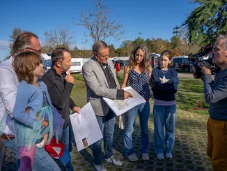 Project presentation Roland Mack presents plans for the Europa-Park Little Heroes Children's House to a family together with DJ BoBo.