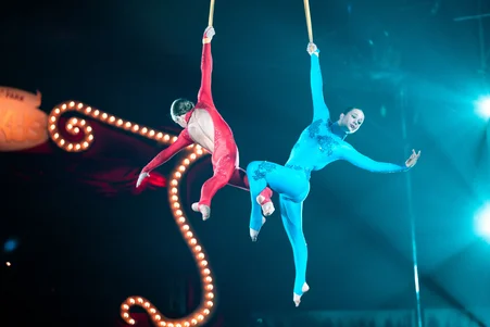 Luftakrobatik Zwei junge Artistinnen turnen Luftakrobatik an hängenden Seilen.
