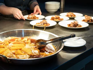 Meistergerichte bei der Küchenparty Feine Gerichte werden direkt in der Küche des Hotelrestaurants serviert.