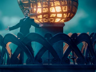 Nikola Tesla, Mitglied des Adventure Club of Europe, auf einem der Wardenclyffe Towers.