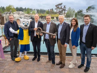 Svømmepøl opening Michael Mack, Ed Euromaus, Charles R. Botta, Roland Mack, Jürgen Mack, Ann-Kathrin Mack and Frederik Mack in front of the outdoor area of the Rulantica water world.