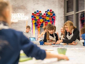 Kunst Workshop der TALENT ACADEMY Kinder beim kreativen Arbeiten in der TALENT ACADEMY Europa-Park.