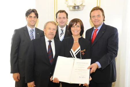Marianne Mack Federal Cross of Merit Marianne Mack with her family. She is presented with the Federal Cross of Merit on Ribbon.
