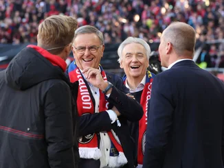 Roland and Jürgen Mack together with Jochen Saier and Oliver Leki, chairman of SC Freiburg, on the pitch at the Europa-Park Stadion in Freiburg.