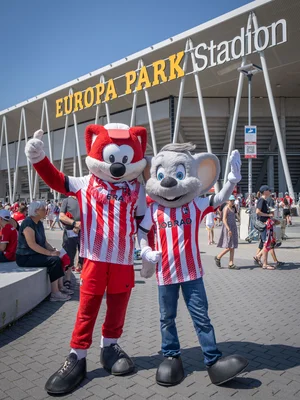 Ed Euromaus devant le stade, vêtu du maillot du SC Fribourg.