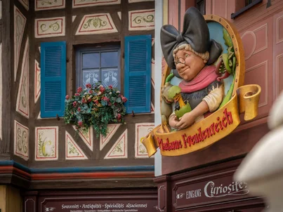 Madame Freudenreich Curiosités Europa-Park Die Attraktion Madame Freudenreich Curiosités von außen im Europa-Park.