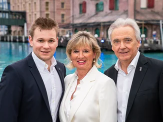 Frederik, Mauritia and Jürgen Mack Frederik, Mauritia and Jürgen Mack stand in front of the themed hotel ‘Krønasår’.