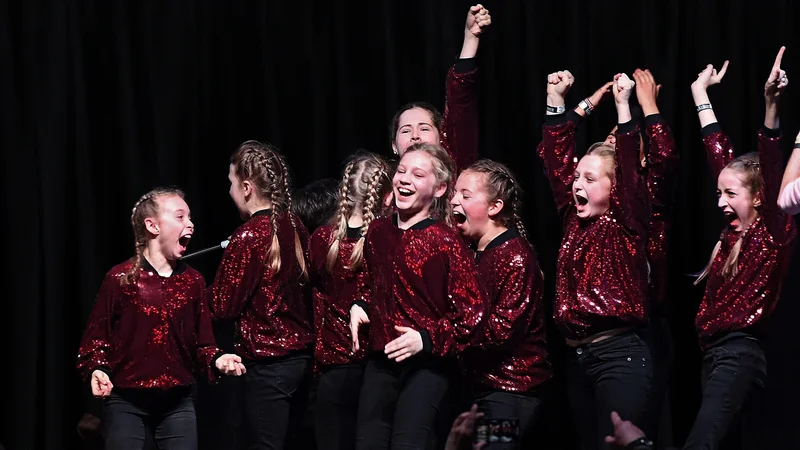 Support from the Talent Foundation e. V. Beaming children who are visibly delighted.