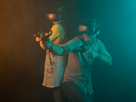 YULLBE – einzigartige VR-Welten Zwei YULLBE Spieler, ausgestattet mit VR-Headset und Handtrackern.