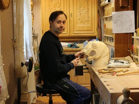 Woodcarver Vitali is currently working on a special work of art Woodcarver Vitali is currently working on a special work of art.