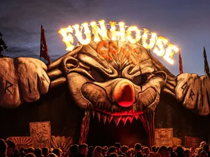 Besucher vor Grims Funhouse Besuchergruppe vor Grims Funhouse bei Traumatica – Festival of Fear.