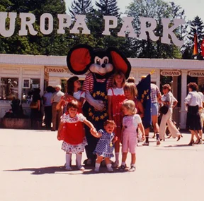 Photo souvenir d’archive avec l'Euromaus de l'époque à l'entrée principale d'Europa-Park. Famille avec enfant et Euromaus devant l'ancienne entrée principale d'Europa-Park.