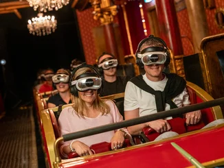 Eurosat Coastiality – The Phantom of the Opera Ein Eurosat Zug mit Gästen, die VR-Brillen tragen.