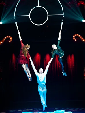 Akrobatik an Strapaten Junge Artistinnen turnen an Strapaten.