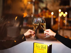 Zwei Personen stoßen beim New York Sunday Brunch im Hotel "Bell Rock" mit Champagner an.