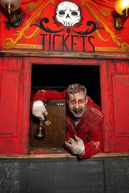 Darsteller in der Scare Attraction Cinema Macabre Ein schauriger Darsteller am Ticketschalter des Cinema Macabre wartet auf mutige Gäste.