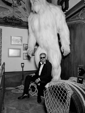 Michael Mack – Voletarium Michael Mack in front of a giant yeti sculpture in the waiting area of the Voletarium attraction at Europa-Park.