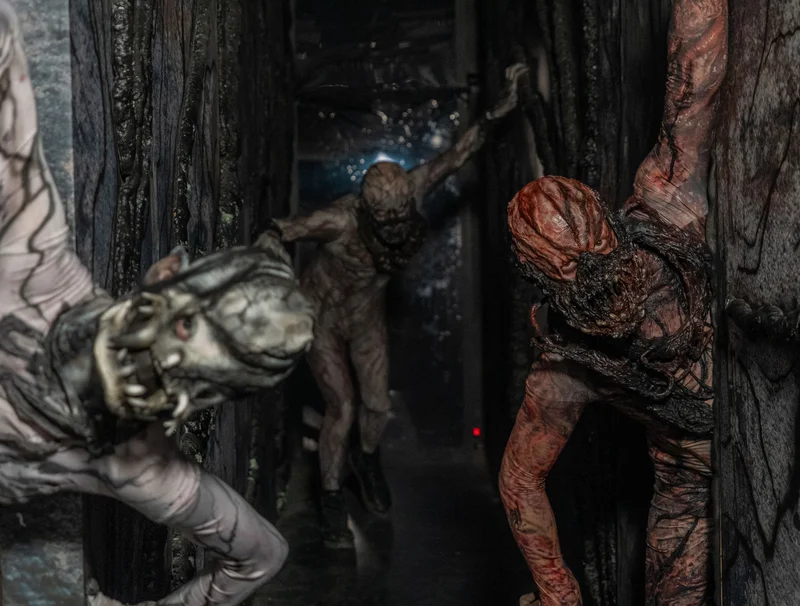 Darsteller in der Scare Attraction Studio -13 Furchteinflößende Darsteller in der Scare Attraction Studio -13 sorgen für echten Nervenkitzel.