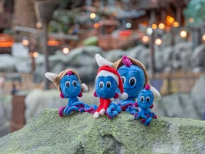 Vier unterschiedliche Snorri Plüschfiguren nebeneinander.