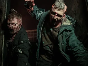 Zwei schaurige Zombie-Charaktere bei der Traumatica im Europa-Park Erlebnis-Resort.