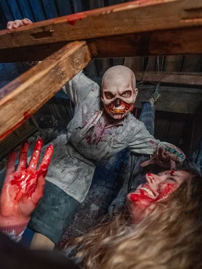 Darsteller in der Scare Attraction Cinema Macabre Traumatica Darsteller mit Totenkopf im Cinema Macabre.