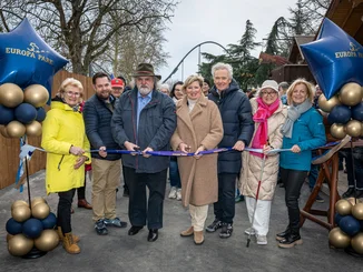 Mauritia Mack, Chairwoman of the Einfach Helfen e. V. organisation, Europa-Park Owner Jürgen Mack, Deputy Mayor Karl-Heinz Debacher and Alexander Schindler from the Rheinauen Nature Centre in the municipality of Rust cut the blue ribbon to mark the start of the charity run.